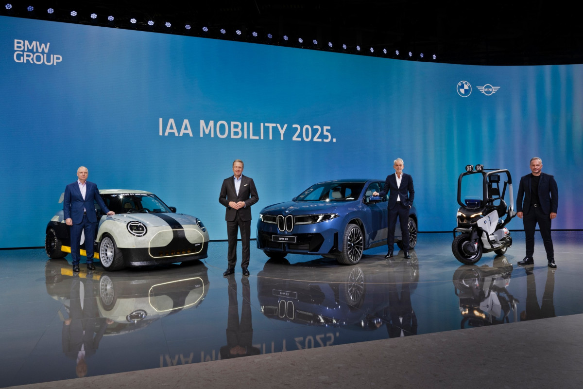 ▲요헨 골러 BMW 그룹 브랜드·세일즈 부회장, 올리버 집세 BMW 그룹 회장, 아드리안 반 호이동크 BMW 그룹 디자인 총괄, 마커스 플래쉬 BMW 모토라드 CEO (왼쪽부터) (사진=BMW)