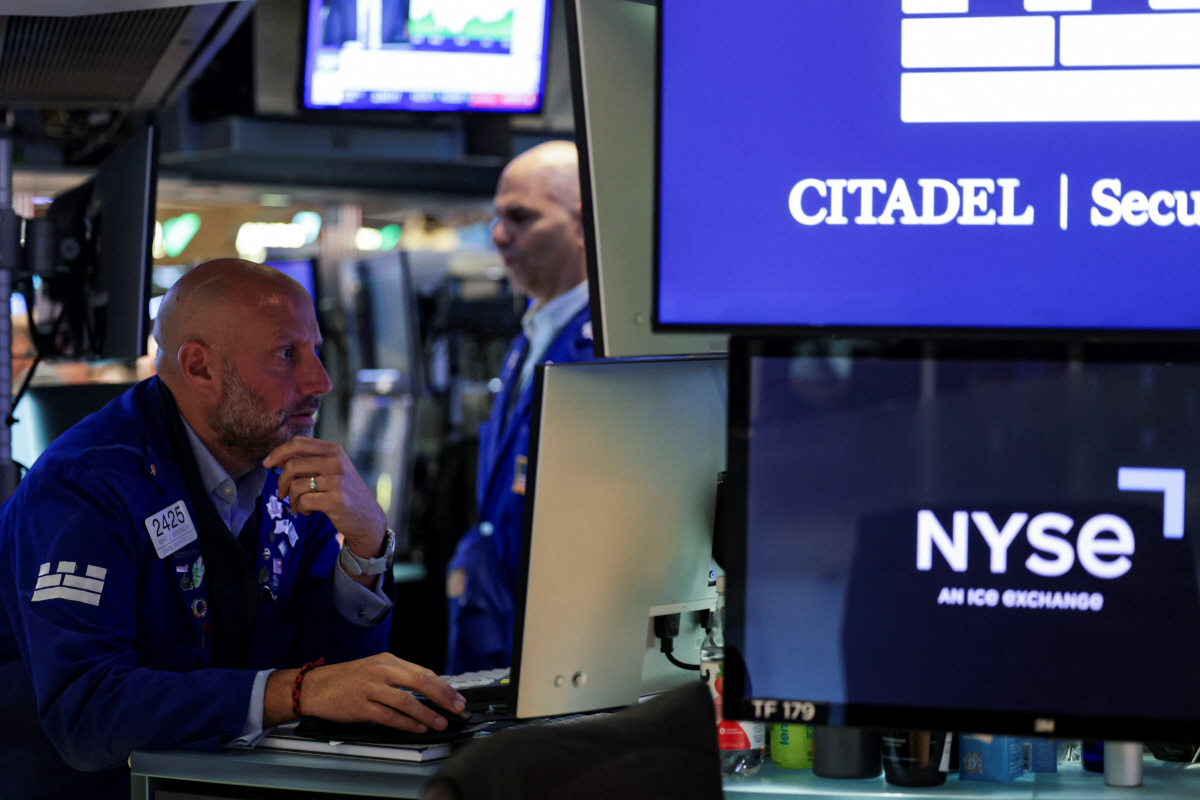 ▲8일(현지시간) 미국 뉴욕 뉴욕증권거래소(NYSE)에서 트레이더들이 업무를 보고 있다. 뉴욕/로이터연합뉴스