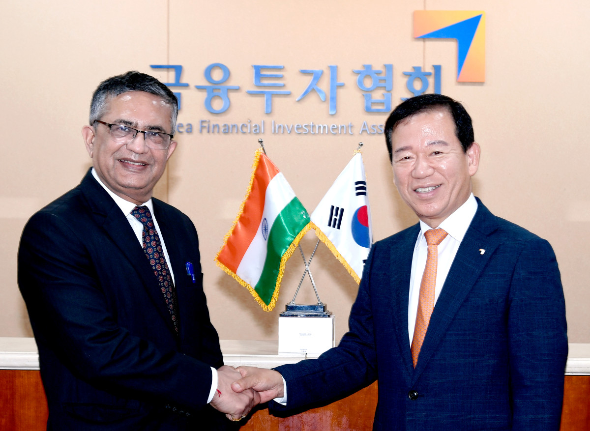 ▲서유석 금융투자협회장(오른 쪽)과 아시쉬 쿠마르 초한 인도국립증권거래소 대표가 8일 여의도 금투협 회의실에서 한국과 인도 간 금융투자 산업간 협력 간담회를 가진 후 기념 촬영을 하고 있다.(금융투자협회 제공)