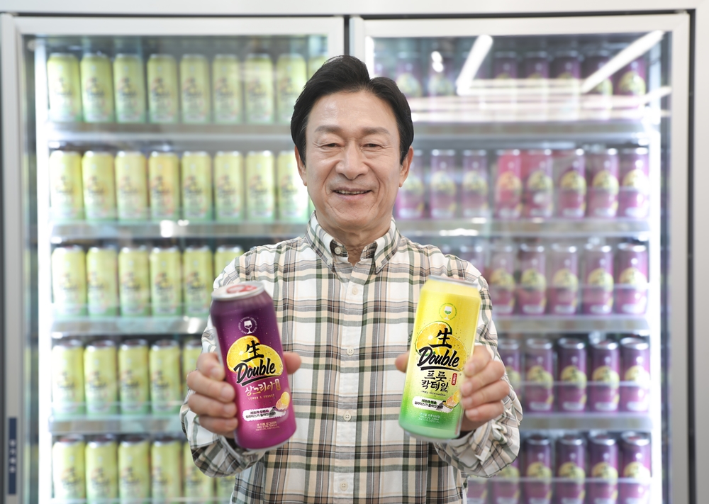 ▲CU가 ‘묻고 더블로 가!’라는 대사로 유명한 배우 김응수를 모델로 내세워 과일 2개를 넣은 칵테일 스타일의 ‘생더블 하이볼’ 2종을 10일 출시한다. (사진제공=BGF리테일)