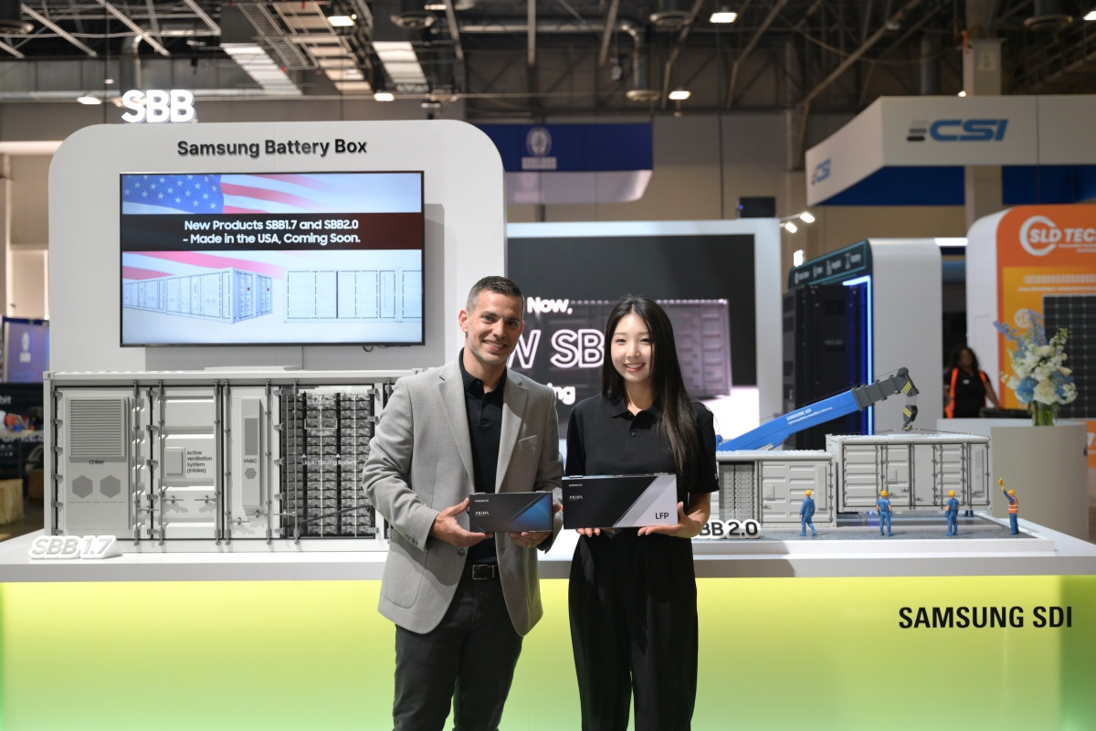 ▲삼성SDI 임직원 모델이 SBB 신제품을 소개하고 있다. (사진= 삼성SDI)