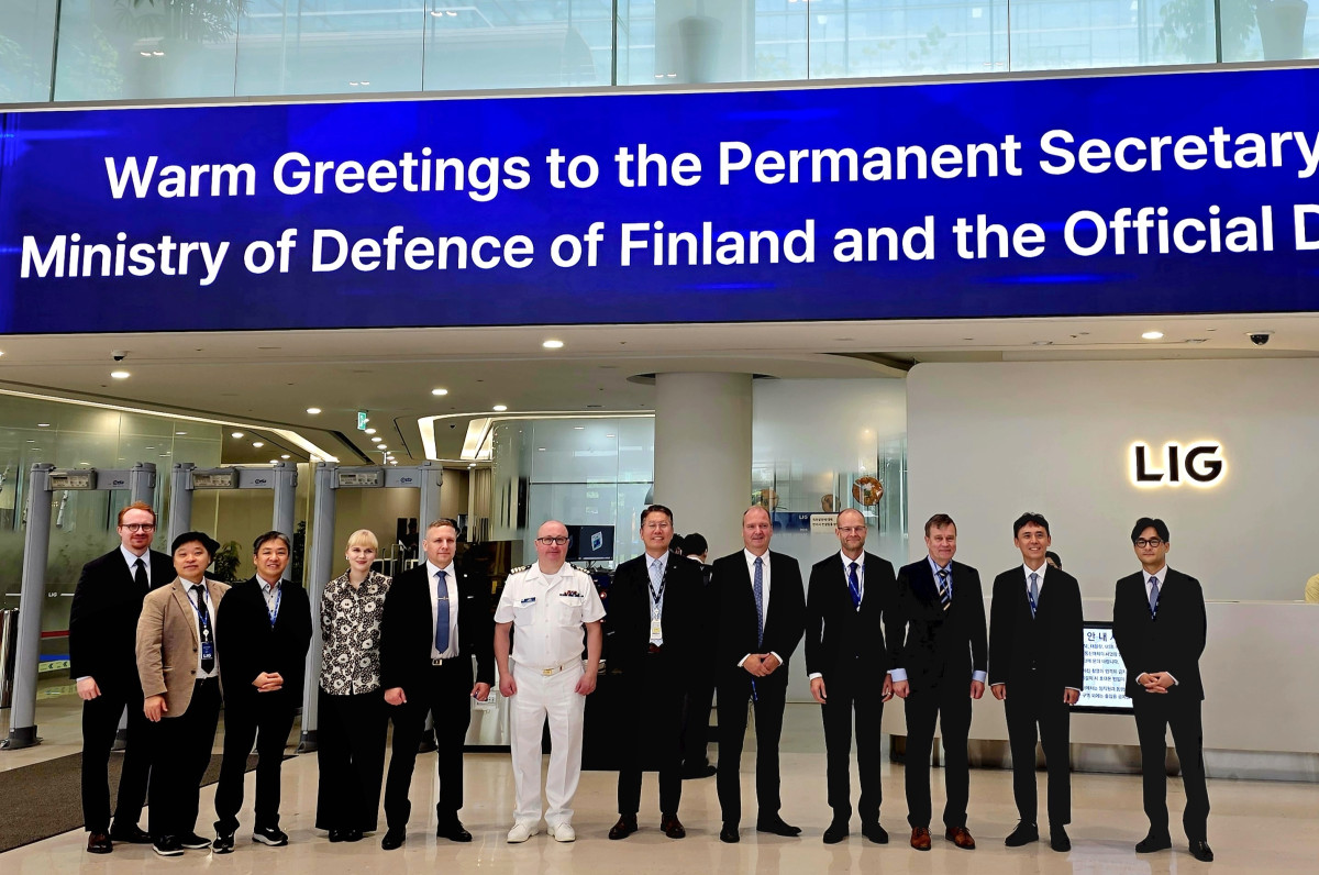 ▲8일 LIG넥스원 판교하우스에서 박종성 LIG넥스원 미래전략부문장(오른쪽 두번째)을 비롯해  풀키넨 필란드 국방부 차관(오른쪽 세 번째), 유리 예르비아호 주한 핀란드대사(오른쪽 네 번째) 등 주요 관계자들이 행사 후 기념촬영을 하고 있다.  (사진= LIG넥스원)