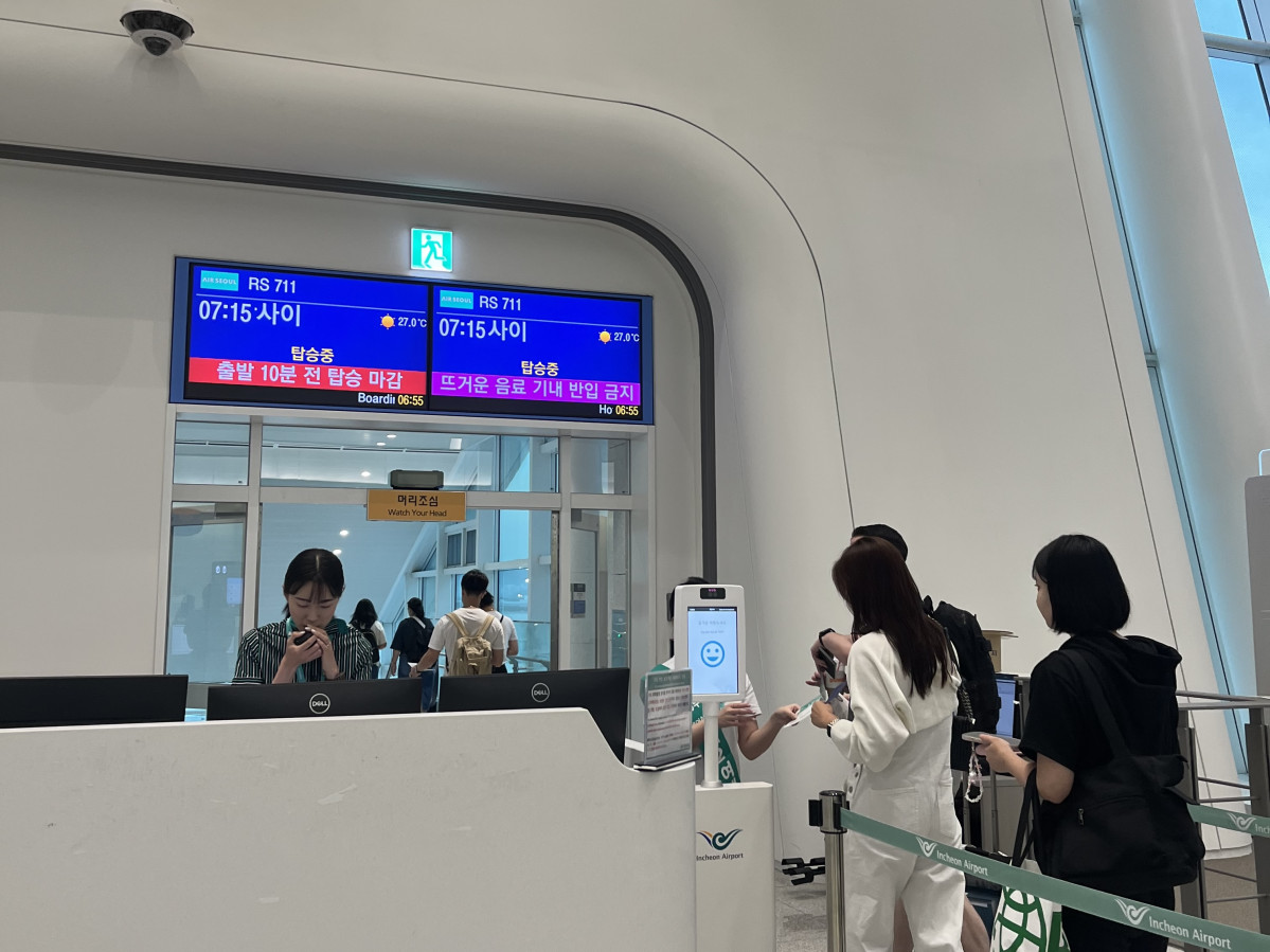 ▲에어서울 승객이 인천공항 제2여객터미널에서 항공기에 탑승하고 있다. (사진=에어서울)