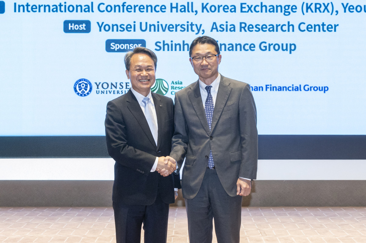 ▲이날 행사에 참석한 (사진 왼쪽)진옥동 신한금융그룹 회장, 이토 유타카 일본 금융청장이 기념촬영을 하고 있다. (사진제공=신한금융그룹)