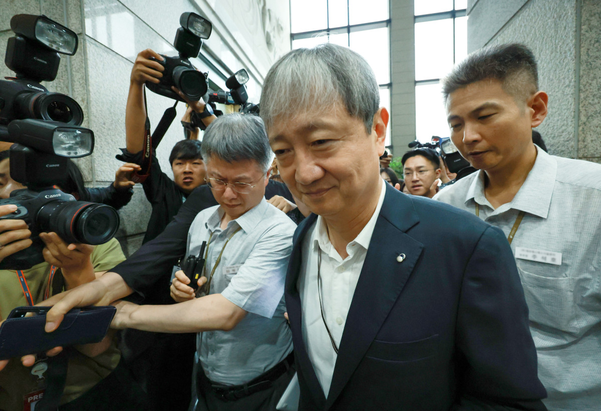 ▲ 출근하는 금감원장    (서울=연합뉴스) 신현우 기자 = 이찬진 금융감독원장이 9일 서울 영등포구 여의도 금감원으로 출근하고 있다. 2025.9.9    nowwego@yna.co.kr/2025-09-09 08:11:31/<저작권자 ⓒ 1980-2025 ㈜연합뉴스. 무단 전재 재배포 금지, AI 학습 및 활용 금지>