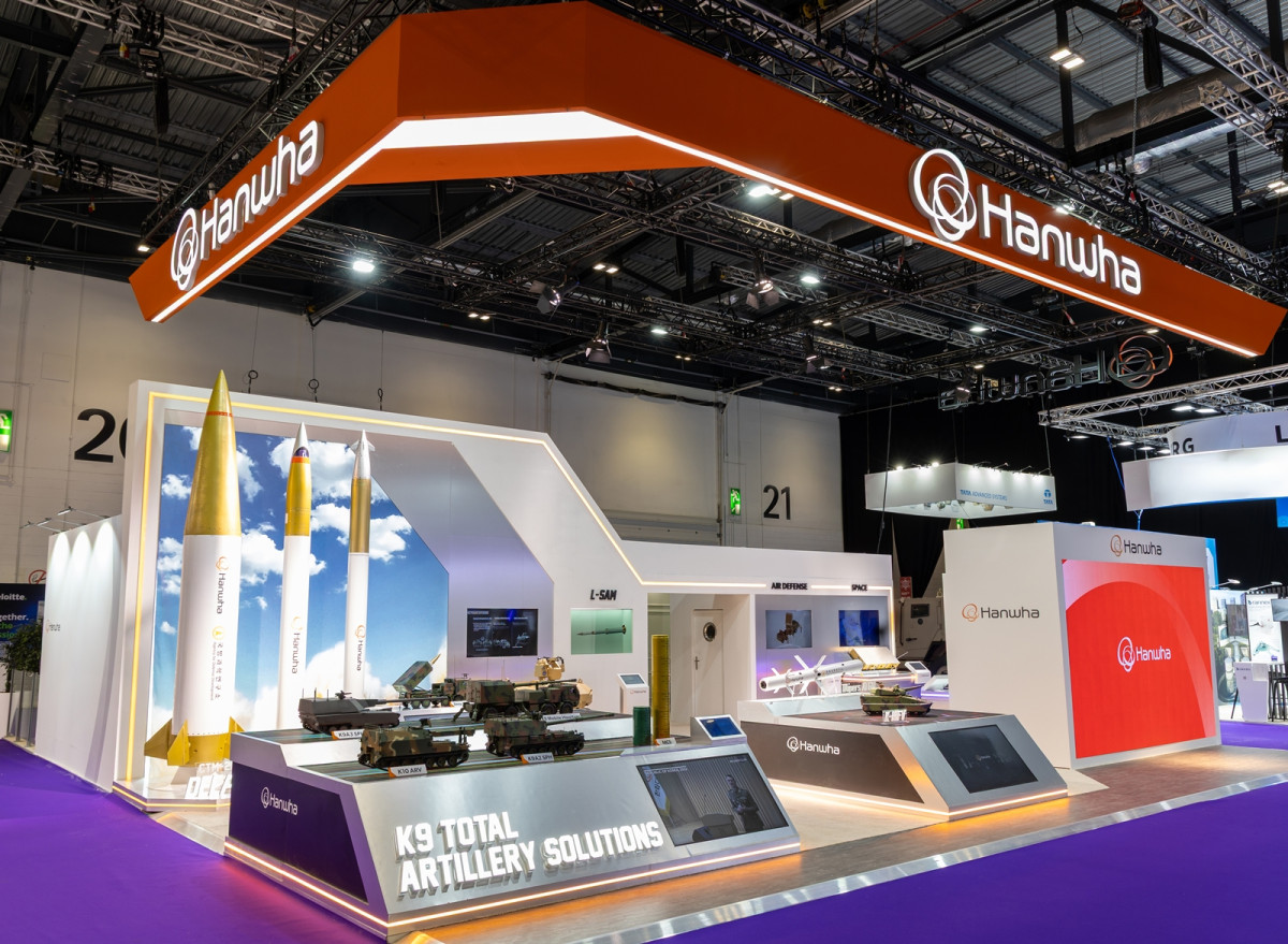 ▲영국 런던에서 9~12일 진행되는 글로벌 방산 전시회 DSEI에 참가한 한화 전시관에 K9 자주포, 천무 유도탄, 모듈화 장약(MCS) 등 유럽 전장환경에 최적화된 제품들이 전시돼 있다. (한화에어로스페이스)