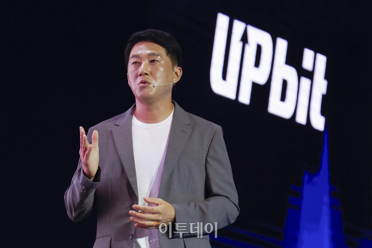 ▲오경석 두나무 대표가 9일 서울 강남구 그랜드 인터컨티넨탈 서울 파르나스에서 열린 업비트 D 컨퍼런스 2025(Upbit D conference 2025) 오프닝 스테이지에서 두나무 비전 및 전략에 대해 발표를 하고 있다. 조현호 기자 hyunho@