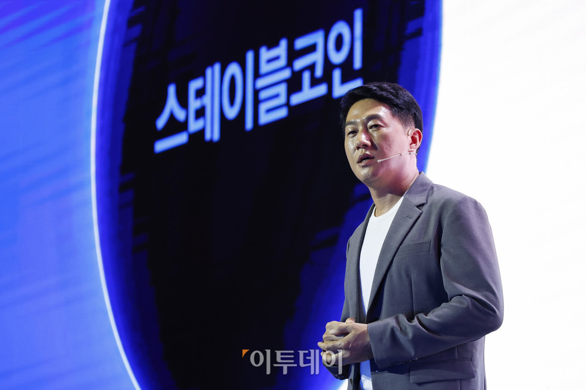 ▲오경석 두나무 대표가 9일 서울 강남구 그랜드 인터컨티넨탈 서울 파르나스에서 열린 업비트 D 컨퍼런스 2025(Upbit D conference 2025) 오프닝 스테이지에서 두나무 비전 및 전략에 대해 발표를 하고 있다. 조현호 기자 hyunho@