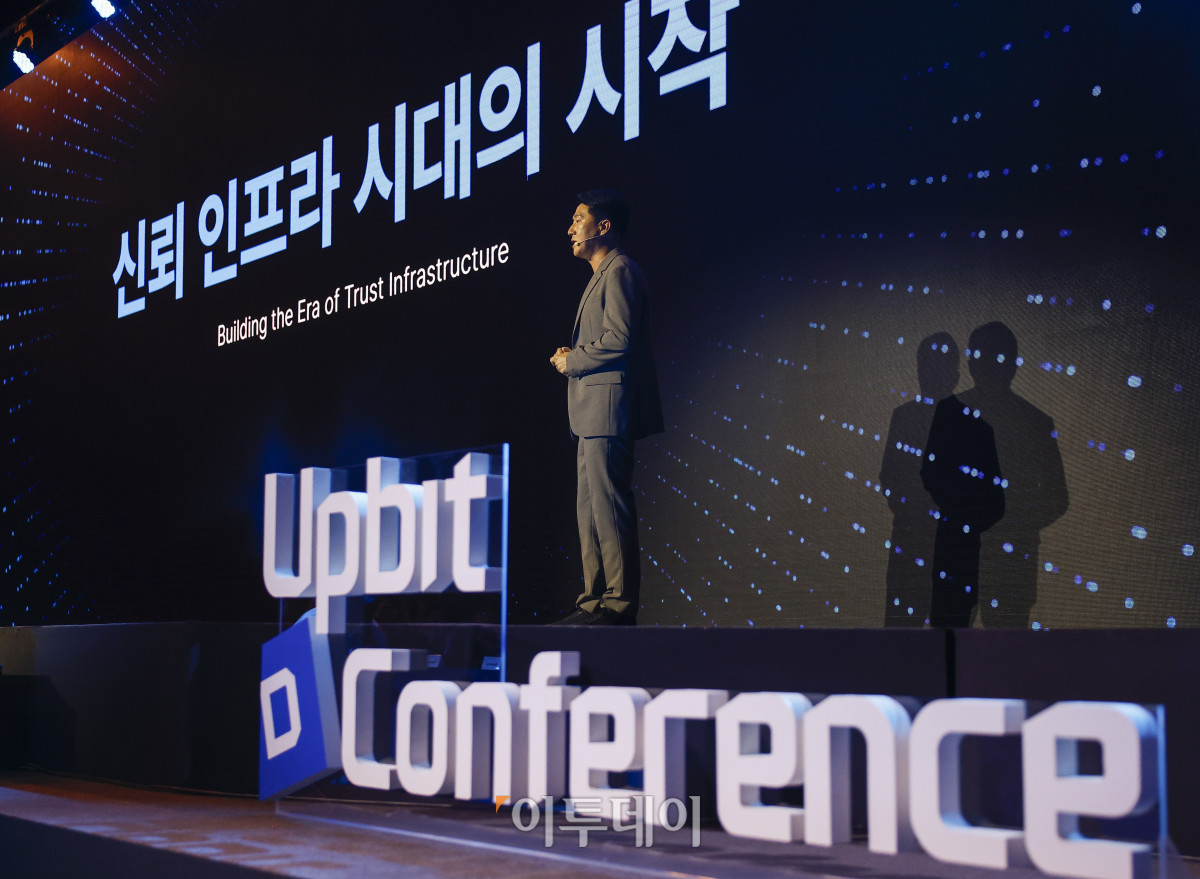 ▲오경석 두나무 대표가 9일 서울 강남구 그랜드 인터컨티넨탈 서울 파르나스에서 열린 업비트 D 컨퍼런스 2025(Upbit D conference 2025) 오프닝 스테이지에서 두나무 비전 및 전략에 대해 발표를 하고 있다. 조현호 기자 hyunho@