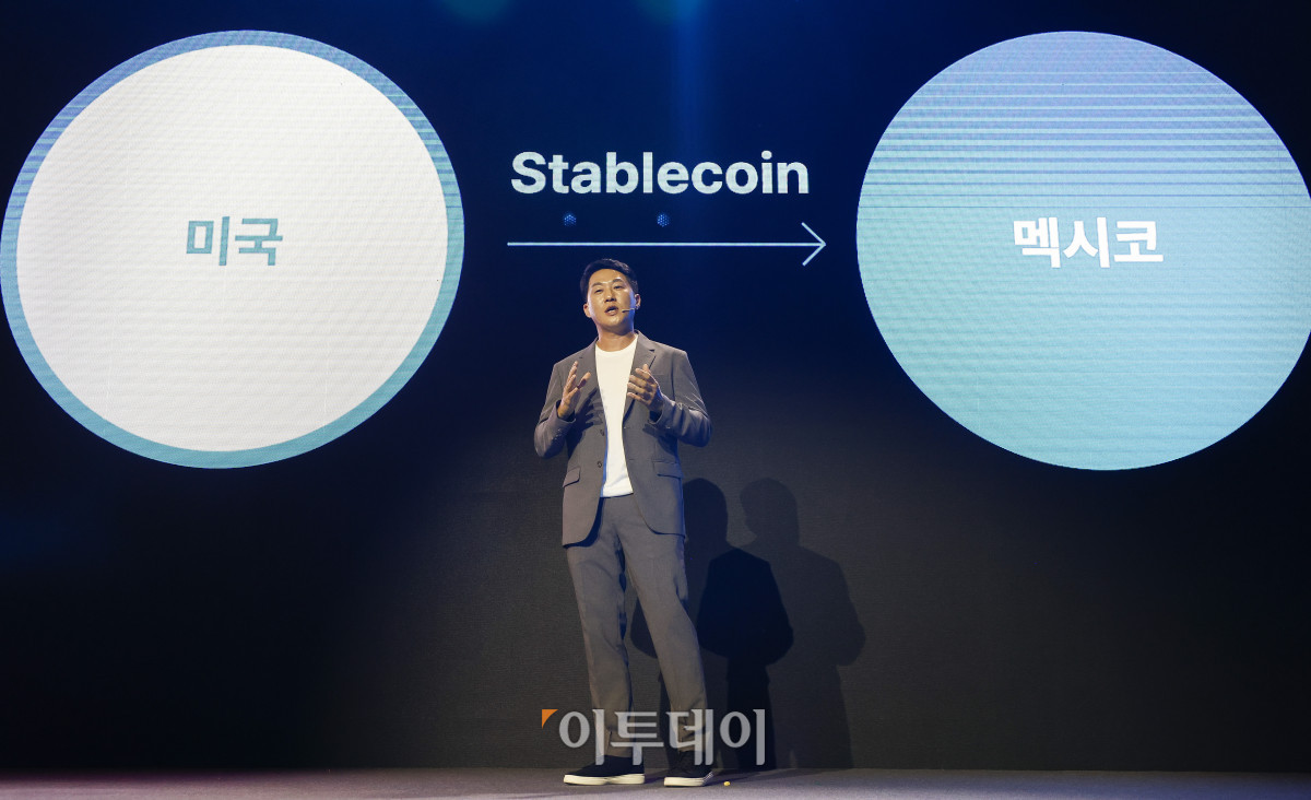 ▲오경석 두나무 대표가 9일 서울 강남구 그랜드 인터컨티넨탈 서울 파르나스에서 열린 업비트 D 컨퍼런스 2025(Upbit D conference 2025) 오프닝 스테이지에서 두나무 비전 및 전략에 대해 발표를 하고 있다. 조현호 기자 hyunho@