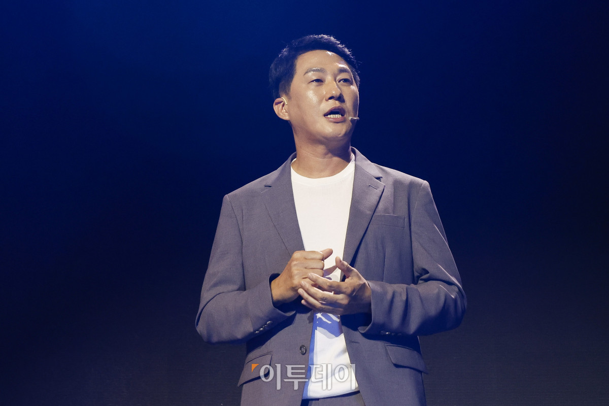 ▲오경석 두나무 대표가 9일 서울 강남구 그랜드 인터컨티넨탈 서울 파르나스에서 열린 업비트 D 컨퍼런스 2025(Upbit D conference 2025) 오프닝 스테이지에서 두나무 비전 및 전략에 대해 발표를 하고 있다. 조현호 기자 hyunho@