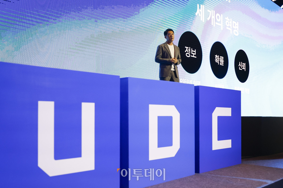 ▲오경석 두나무 대표가 9일 서울 강남구 그랜드 인터컨티넨탈 서울 파르나스에서 열린 업비트 D 컨퍼런스 2025(Upbit D conference 2025) 오프닝 스테이지에서 두나무 비전 및 전략에 대해 발표를 하고 있다. 조현호 기자 hyunho@