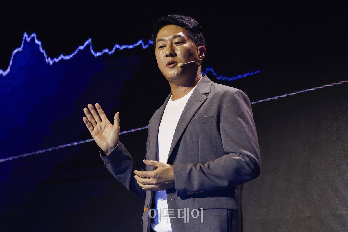 ▲오경석 두나무 대표가 9일 서울 강남구 그랜드 인터컨티넨탈 서울 파르나스에서 열린 업비트 D 컨퍼런스 2025(Upbit D conference 2025) 오프닝 스테이지에서 두나무 비전 및 전략에 대해 발표를 하고 있다. 조현호 기자 hyunho@