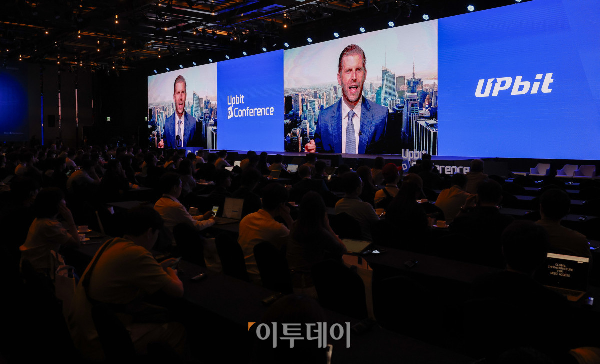▲에릭 트럼프 트럼프오거니제이션 총괄 부사장이 9일 서울 강남구 그랜드 인터컨티넨탈 서울 파르나스에서 열린 업비트 D 컨퍼런스 2025(Upbit D conference 2025)에서 화상 대담을 하고 있다. 조현호 기자 hyunho@