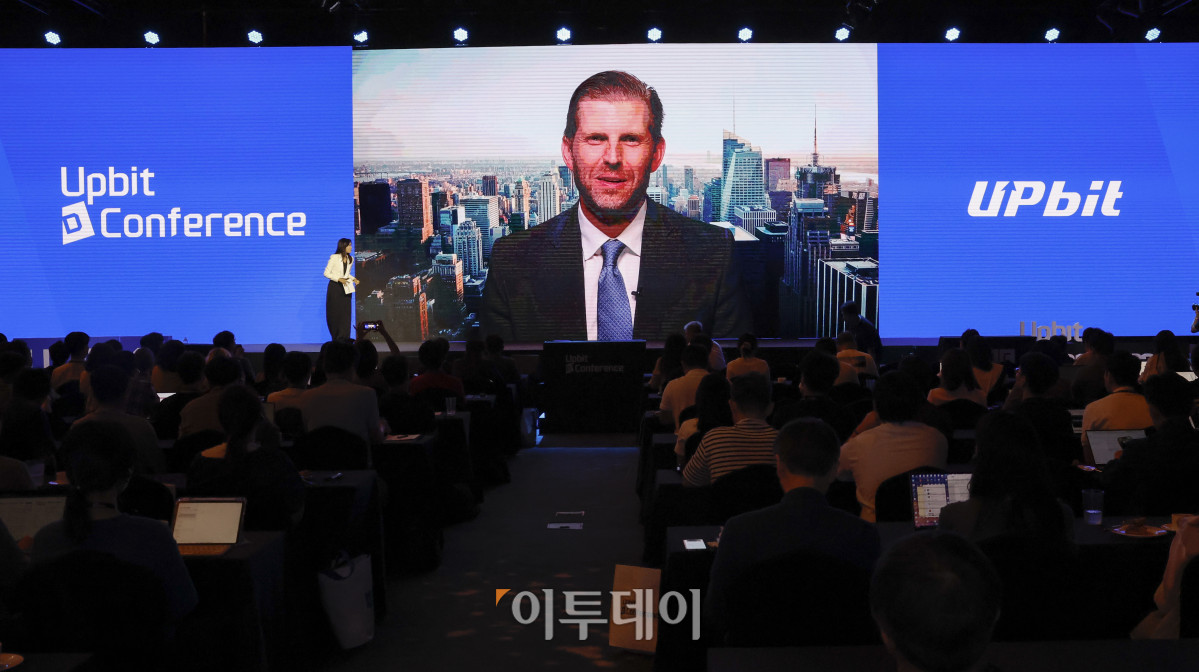 ▲에릭 트럼프 트럼프오거니제이션 총괄 부사장이 9일 서울 강남구 그랜드 인터컨티넨탈 서울 파르나스에서 열린 업비트 D 컨퍼런스 2025(Upbit D conference 2025)에서 화상 대담을 하고 있다. 조현호 기자 hyunho@