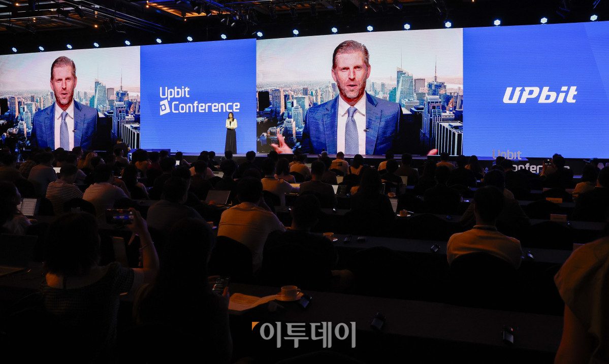 ▲에릭 트럼프 트럼프오거니제이션 총괄 부사장이 9일 서울 강남구 그랜드 인터컨티넨탈 서울 파르나스에서 열린 업비트 D 컨퍼런스 2025(Upbit D conference 2025)에서 화상 대담을 하고 있다. 조현호 기자 hyunho@