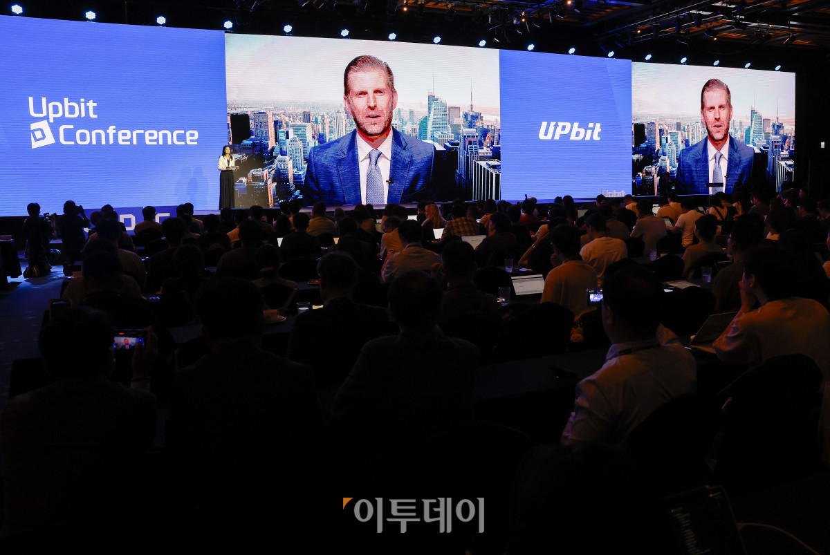▲에릭 트럼프 트럼프오거니제이션 총괄 부사장이 9일 서울 강남구 그랜드 인터컨티넨탈 서울 파르나스에서 열린 업비트 D 컨퍼런스 2025(Upbit D conference 2025)에서 화상 대담을 하고 있다. 조현호 기자 hyunho@