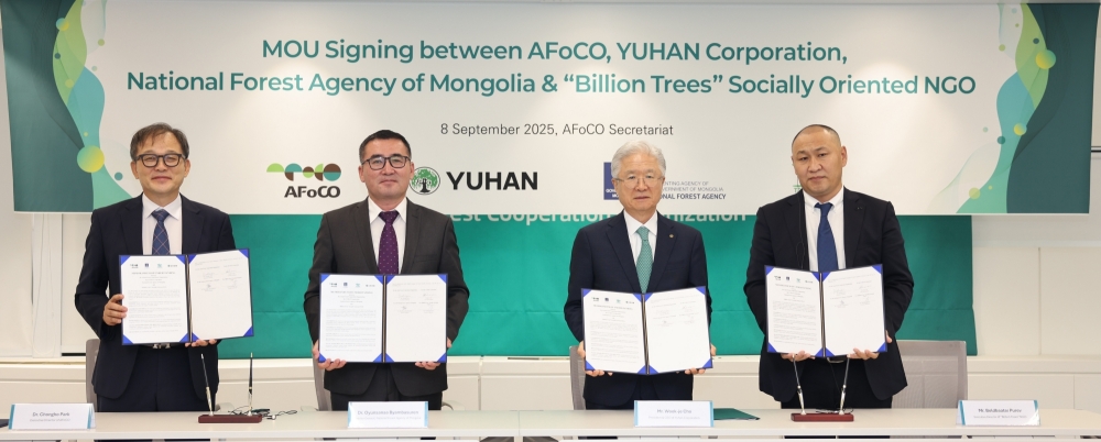 ▲박종호 아시아산림협력기구(AFoCO) 사무총장(왼쪽부터), 오윤사나 몽골 산림청장, 조욱제 유한양행 대표이사, 볼드바타르 빌리언 트리스 대표가 8일 업무협약식에서 기념 촬영하고 있다. (사진제공=유한양행)
