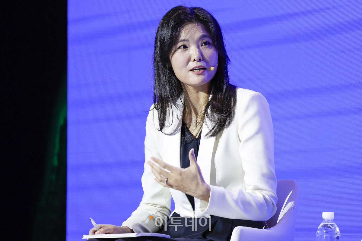 ▲윤선주 두나무 최고브랜드임팩트책임자가 9일 서울 강남구 그랜드 인터컨티넨탈 서울 파르나스에서 열린 업비트 D 컨퍼런스 2025(Upbit D conference 2025)에서 패트릭 맥헨리 전 미국 하원 금융서비스위원회 의장과 대담을 하고 있다. 조현호 기자 hyunho@