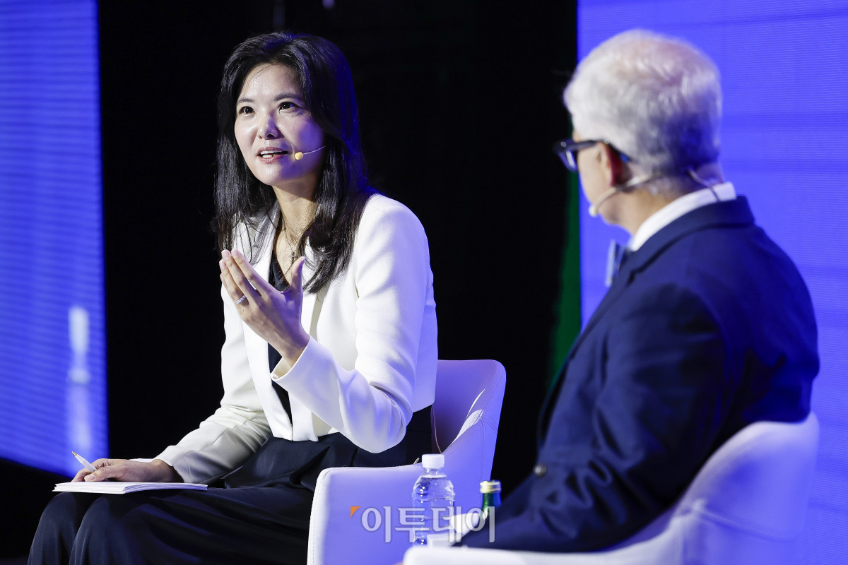 ▲윤선주 두나무 최고브랜드임팩트책임자가 9일 서울 강남구 그랜드 인터컨티넨탈 서울 파르나스에서 열린 업비트 D 컨퍼런스 2025(Upbit D conference 2025)에서 패트릭 맥헨리 전 미국 하원 금융서비스위원회 의장과 대담을 하고 있다. 조현호 기자 hyunho@