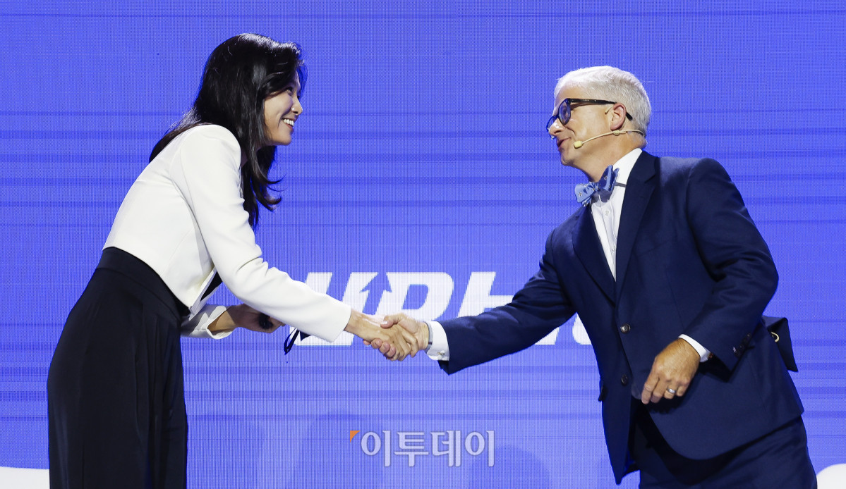 ▲패트릭 맥헨리(오른쪽) 전 미국 하원 금융서비스위원회 의장과 윤선주 두나무 최고브랜드임팩트책임자가 9일 서울 강남구 그랜드 인터컨티넨탈 서울 파르나스에서 열린 업비트 D 컨퍼런스 2025(Upbit D conference 2025)에서 대담에 앞서 악수를 하고 있다. 조현호 기자 hyunho@