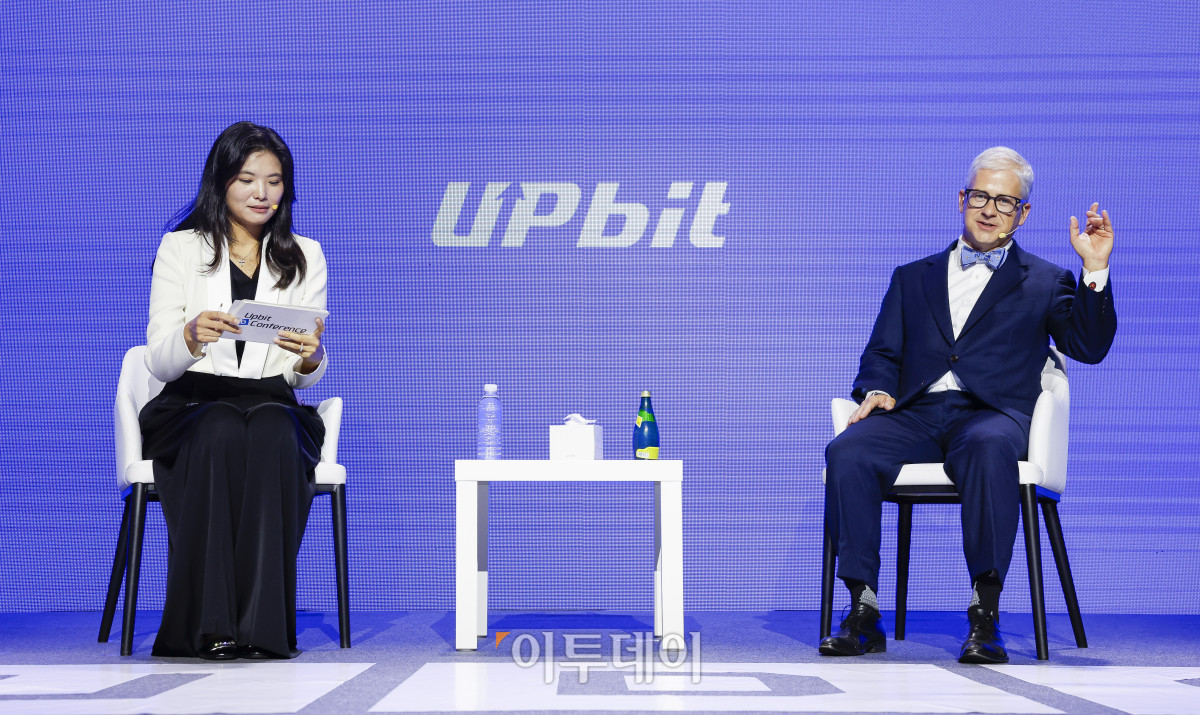 ▲패트릭 맥헨리(오른쪽) 전 미국 하원 금융서비스위원회 의장과 윤선주 두나무 최고브랜드임팩트책임자가 9일 서울 강남구 그랜드 인터컨티넨탈 서울 파르나스에서 열린 업비트 D 컨퍼런스 2025(Upbit D conference 2025)에서 대담을 하고 있다. 조현호 기자 hyunho@