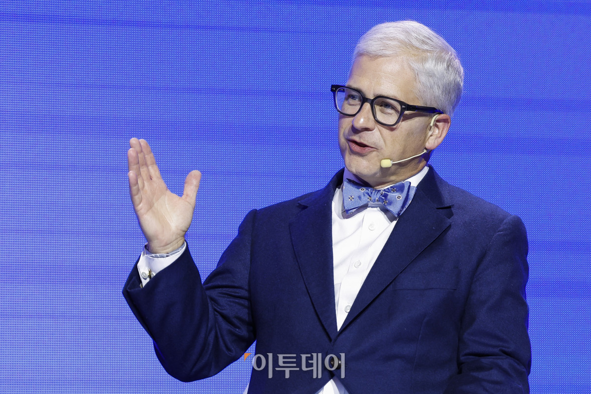 ▲패트릭 맥헨리 전 미국 하원 금융서비스위원회 의장이 9일 서울 강남구 그랜드 인터컨티넨탈 서울 파르나스에서 열린 업비트 D 컨퍼런스 2025(Upbit D conference 2025)에서 윤선주 두나무 최고브랜드임팩트책임자와 대담을 하고 있다. 조현호 기자 hyunho@