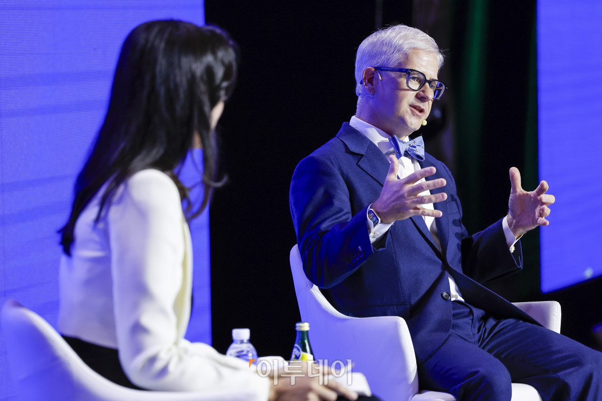 ▲패트릭 맥헨리 전 미국 하원 금융서비스위원회 의장이 9일 서울 강남구 그랜드 인터컨티넨탈 서울 파르나스에서 열린 업비트 D 컨퍼런스 2025(Upbit D conference 2025)에서 윤선주 두나무 최고브랜드임팩트책임자와 대담을 하고 있다. 조현호 기자 hyunho@
