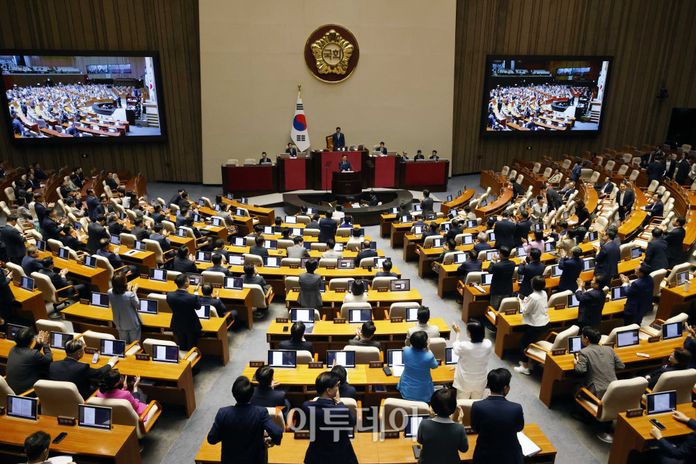 ▲정청래 더불어민주당 대표가 9일 서울 여의도 국회 본회의에서 교섭단체 대표 연설을 마치자 민주당 의원들은 박수를 치고 국민의힘 의원들은 퇴장하고 있다. 고이란 기자 photoeran@