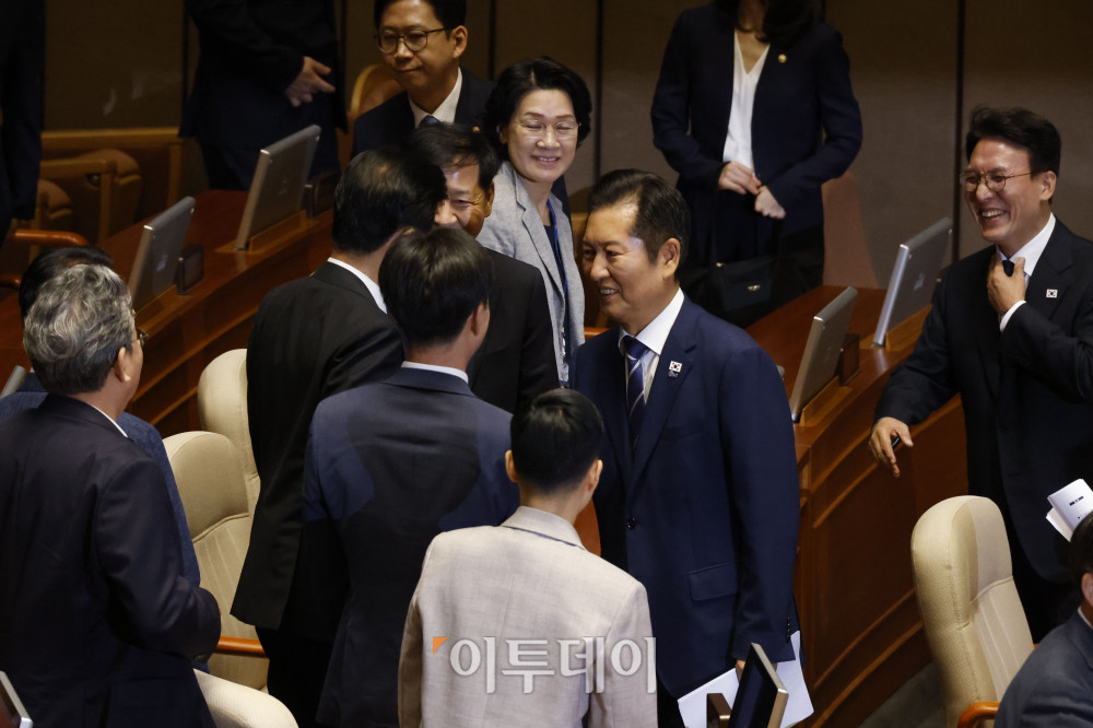 ▲정청래 더불어민주당 대표가 9일 서울 여의도 국회 본회의에서 교섭단체 대표 연설을 마치고 국무위원, 의원들과 인사하고 있다. 고이란 기자 photoeran@