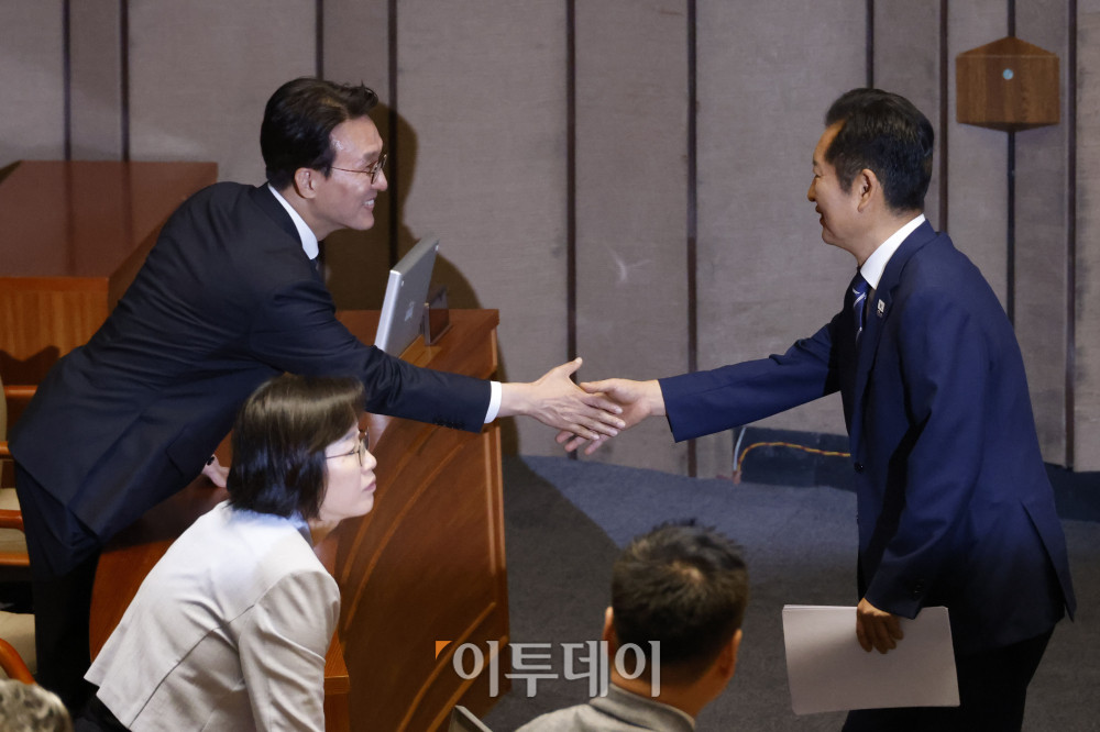 ▲정청래(오른쪽) 더불어민주당 대표가 9일 서울 여의도 국회 본회의에서 교섭단체 대표 연설을 마치고 김민석 국무총리와 인사하고 있다. 고이란 기자 photoeran@