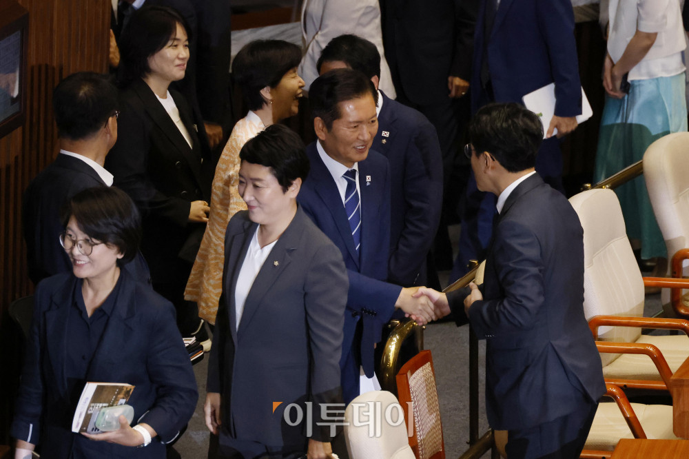 ▲정청래 더불어민주당 대표가 9일 서울 여의도 국회 본회의에서 교섭단체 대표 연설을 마치고 의원들과 인사하고 있다. 고이란 기자 photoeran@