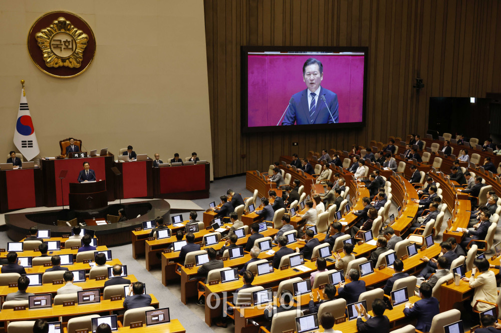 ▲정청래 더불어민주당 대표가 9일 서울 여의도 국회 본회의에서 교섭단체 대표 연설을 하는 가운데 민주당 의원들이 박수를 치고 있다. 고이란 기자 photoeran@