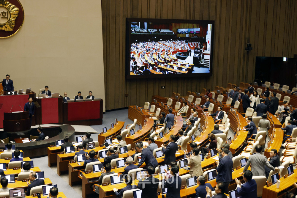 ▲정청래 더불어민주당 대표가 9일 서울 여의도 국회 본회의에서 교섭단체 대표 연설을 마치자 민주당 의원들은 박수를 치고 국민의힘 의원들은 퇴장하고 있다. 고이란 기자 photoeran@