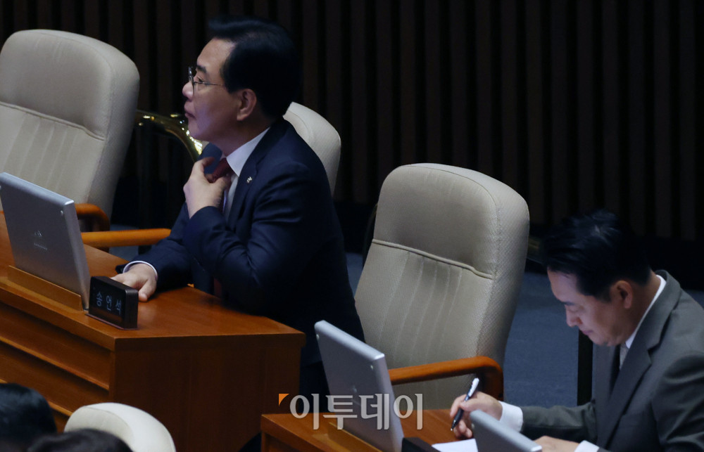 ▲장동혁(오른쪽) 국민의힘 대표와 송언석 원내대표가 9일 서울 여의도 국회 본회의에서 정청래 더불어민주당 대표의 교섭단체 대표 연설을 듣고 있다. 고이란 기자 photoeran@