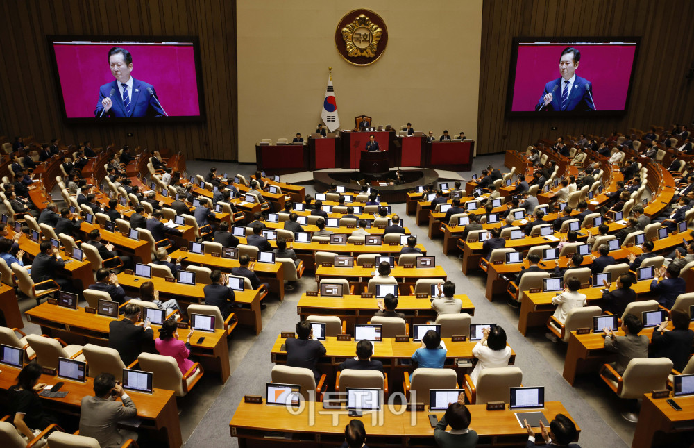 ▲정청래 더불어민주당 대표가 9일 서울 여의도 국회 본회의에서 교섭단체 대표 연설을 하는 가운데 민주당 의원들이 박수를 치고 있다. 고이란 기자 photoeran@