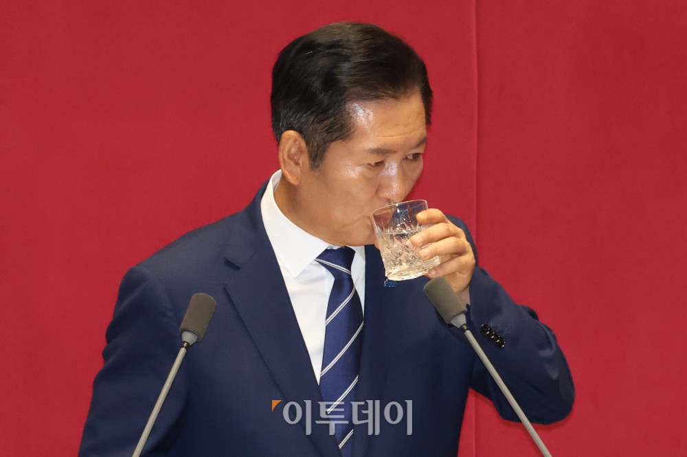 ▲정청래 더불어민주당 대표가 9일 서울 여의도 국회 본회의에서 교섭단체 대표 연설 중 물을 마시고 있다. 고이란 기자 photoeran@