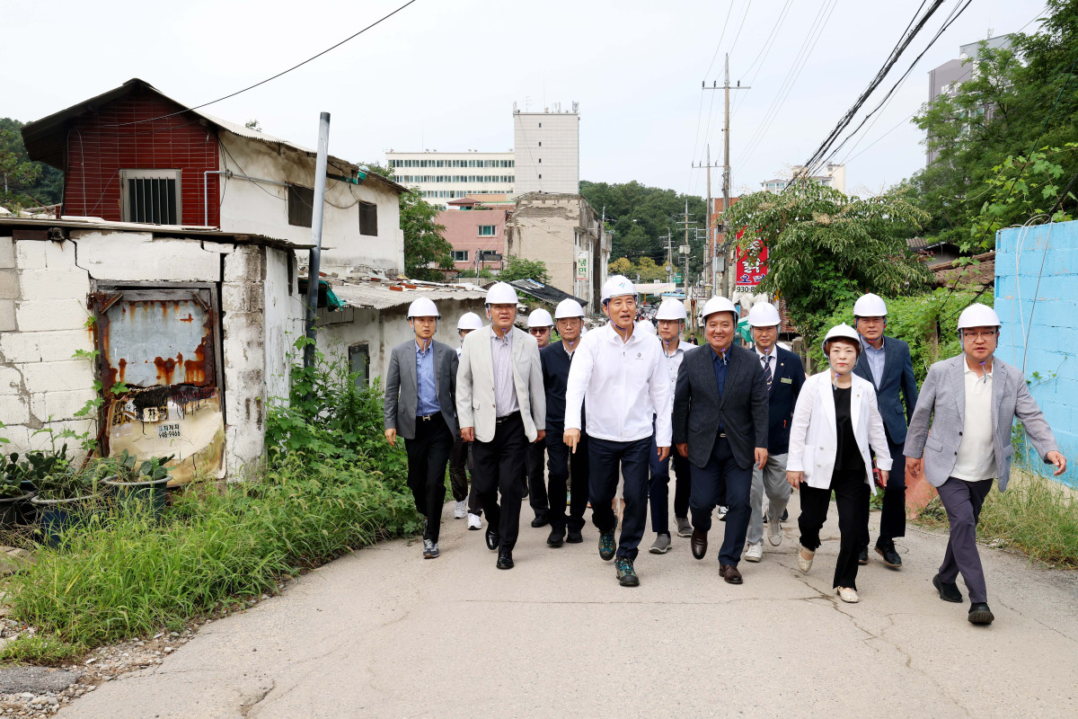 ▲오세훈 서울시장이 9일 서울 노원구 백사마을 재개발현장을 찾아 철거 상황을 점검하고 있다. 신태현 기자 holjjak@