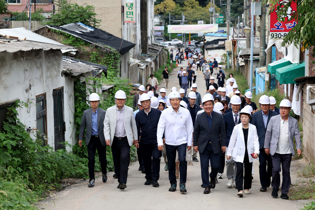 ▲오세훈 서울시장이 9일 서울 노원구 백사마을 재개발현장을 찾아 철거 상황을 점검하고 있다. 신태현 기자 holjjak@