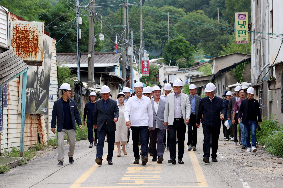 ▲오세훈 서울시장이 9일 서울 노원구 백사마을 재개발현장을 찾아 철거 상황을 점검하고 있다. 신태현 기자 holjjak@