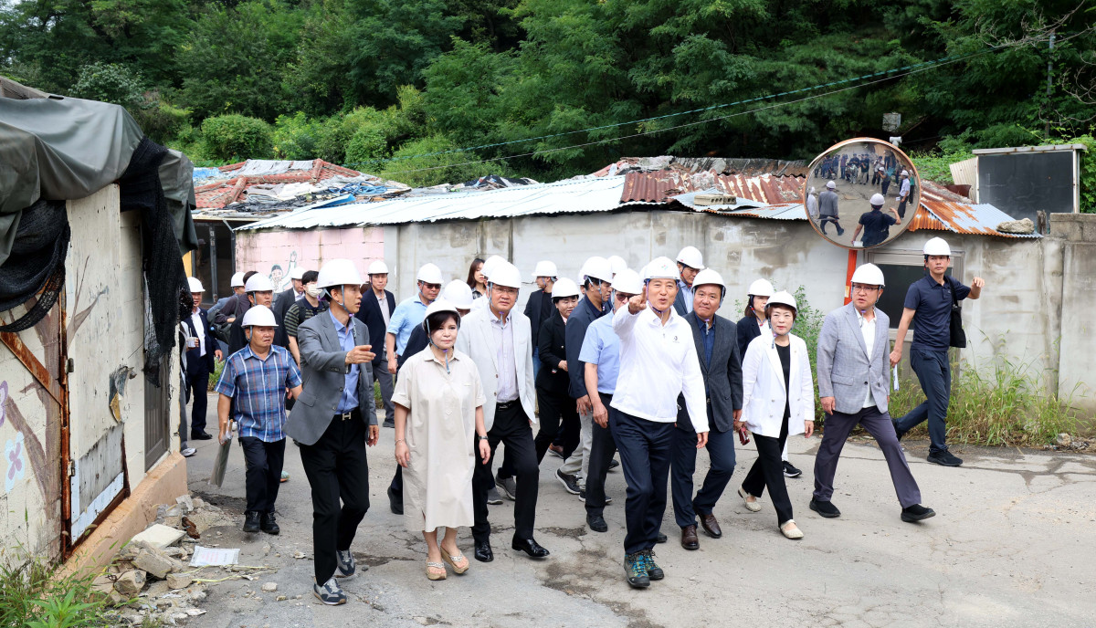 ▲오세훈 서울시장이 서울 노원구 백사마을 재개발현장을 찾아 철거 상황을 점검하고 있다. 신태현 기자 holjjak@
