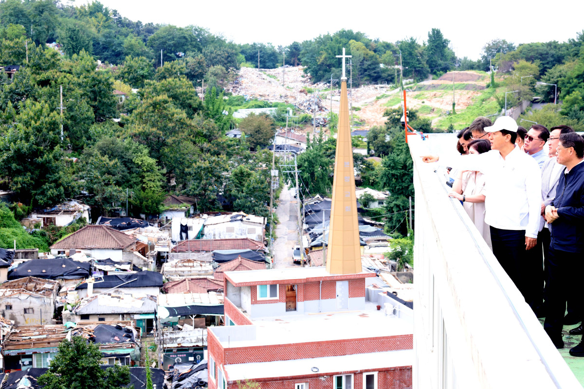 ▲오세훈 서울시장이 9일 서울 노원구 백사마을 재개발현장을 찾아 철거 상황을 점검하고 있다. 신태현 기자 holjjak@