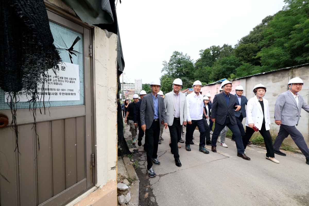 ▲오세훈 서울시장이 9일 서울 노원구 백사마을 재개발현장을 찾아 철거 상황을 점검하고 있다. 신태현 기자 holjjak@