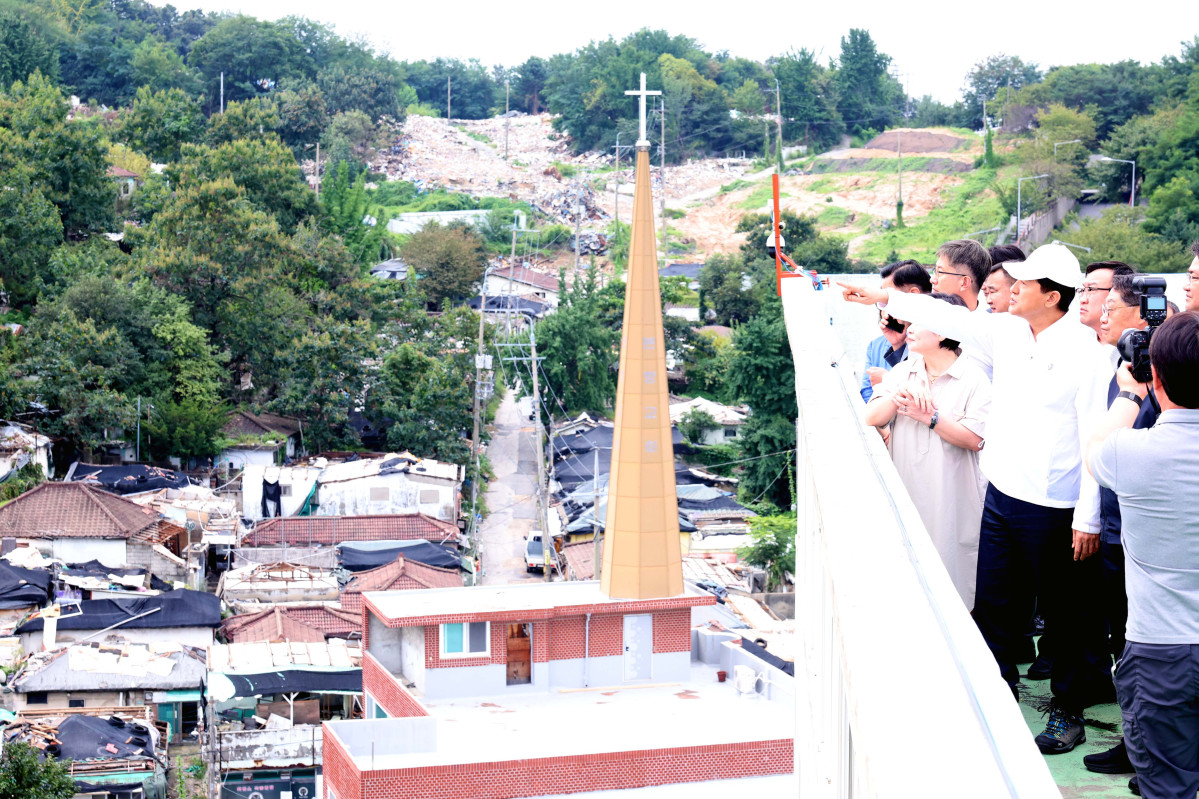 ▲오세훈 서울시장이 9일 서울 노원구 백사마을 재개발현장을 찾아 철거 상황을 점검하고 있다. 신태현 기자 holjjak@
