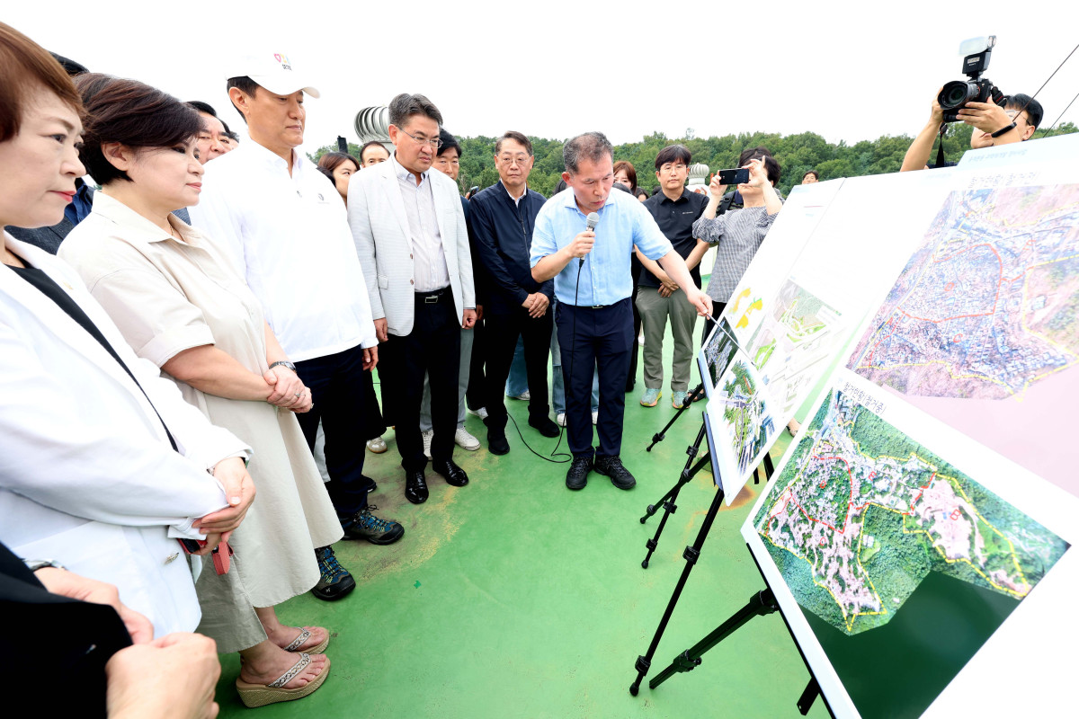 ▲오세훈 서울시장이 9일 서울 노원구 백사마을 재개발현장을 찾아 철거 상황을 점검하고 있다. 신태현 기자 holjjak@