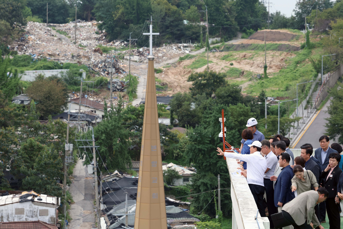 ▲오세훈 서울시장이 9일 서울 노원구 백사마을 재개발현장을 찾아 철거 상황을 점검하고 있다. 신태현 기자 holjjak@