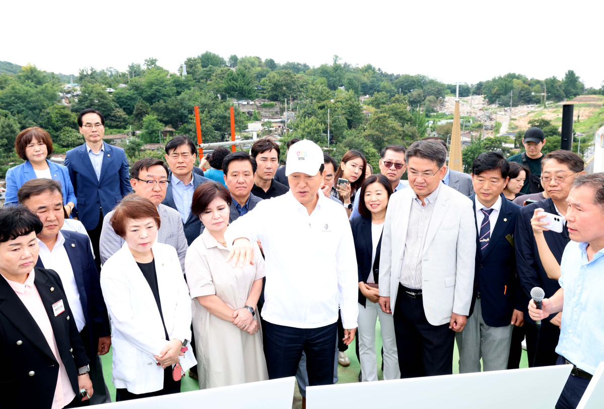 ▲오세훈 서울시장이 최근 서울 노원구 백사마을 재개발현장을 찾아 철거 상황을 점검하고 있다. 신태현 기자 holjjak@