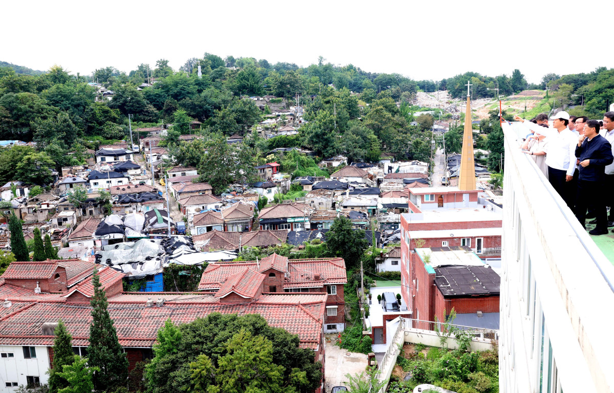 ▲오세훈 서울시장이 9일 서울 노원구 백사마을 재개발현장을 찾아 철거 상황을 점검하고 있다.  (신태현 기자 holjjak@)