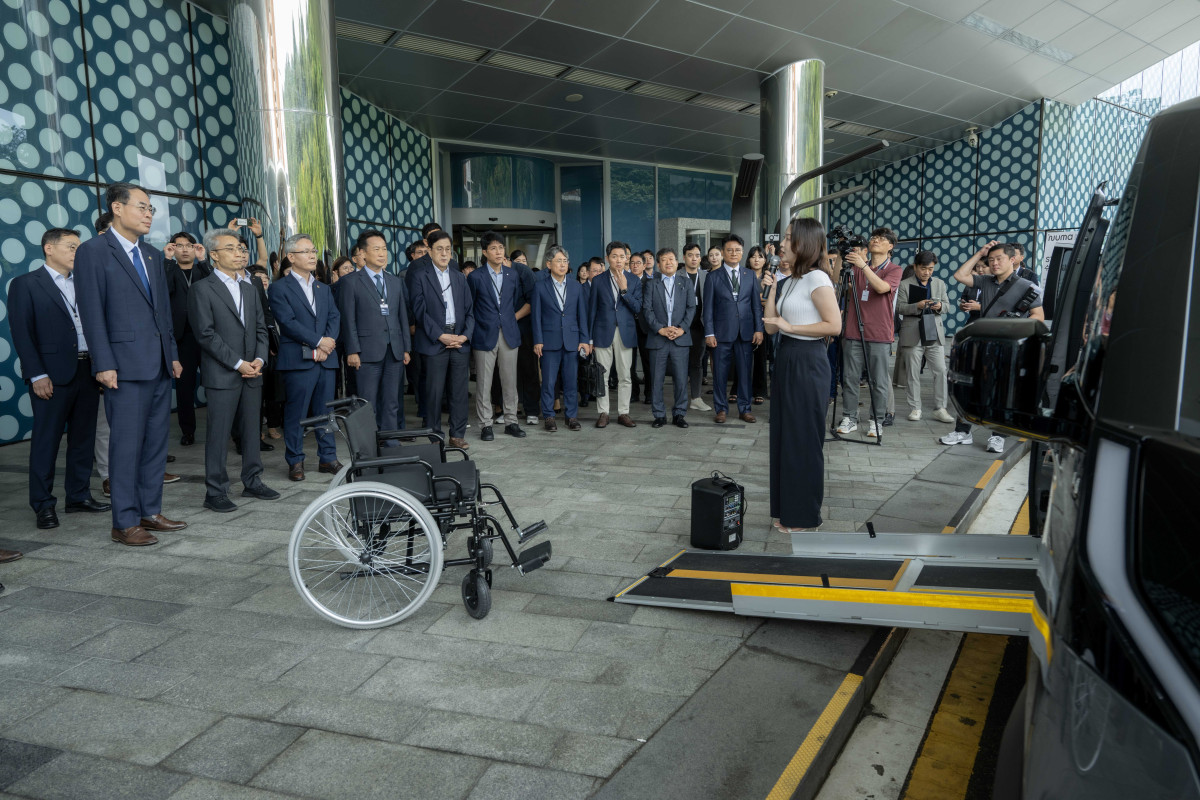 ▲현대차·기아의 교통약자 및 휠체어 탑승자를 위한 특화 차량을 관람하는 모습 (앞줄 좌측부터 강희업 국토교통부 2차관, 현대차·기아 AVP본부 송창현 사장). (사진=현대차그룹)