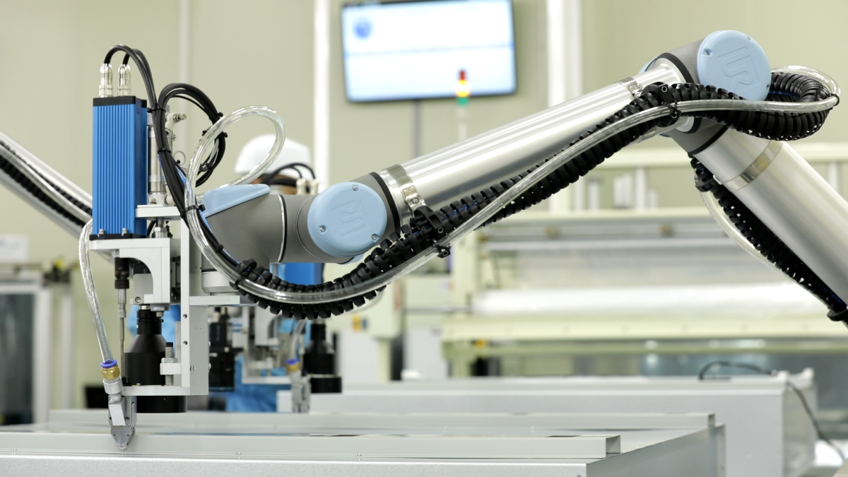 ▲제조 공장에서 산업용 로봇 팔이 생산 관련 작업을 수행하고 있다. (경기테크노파크)